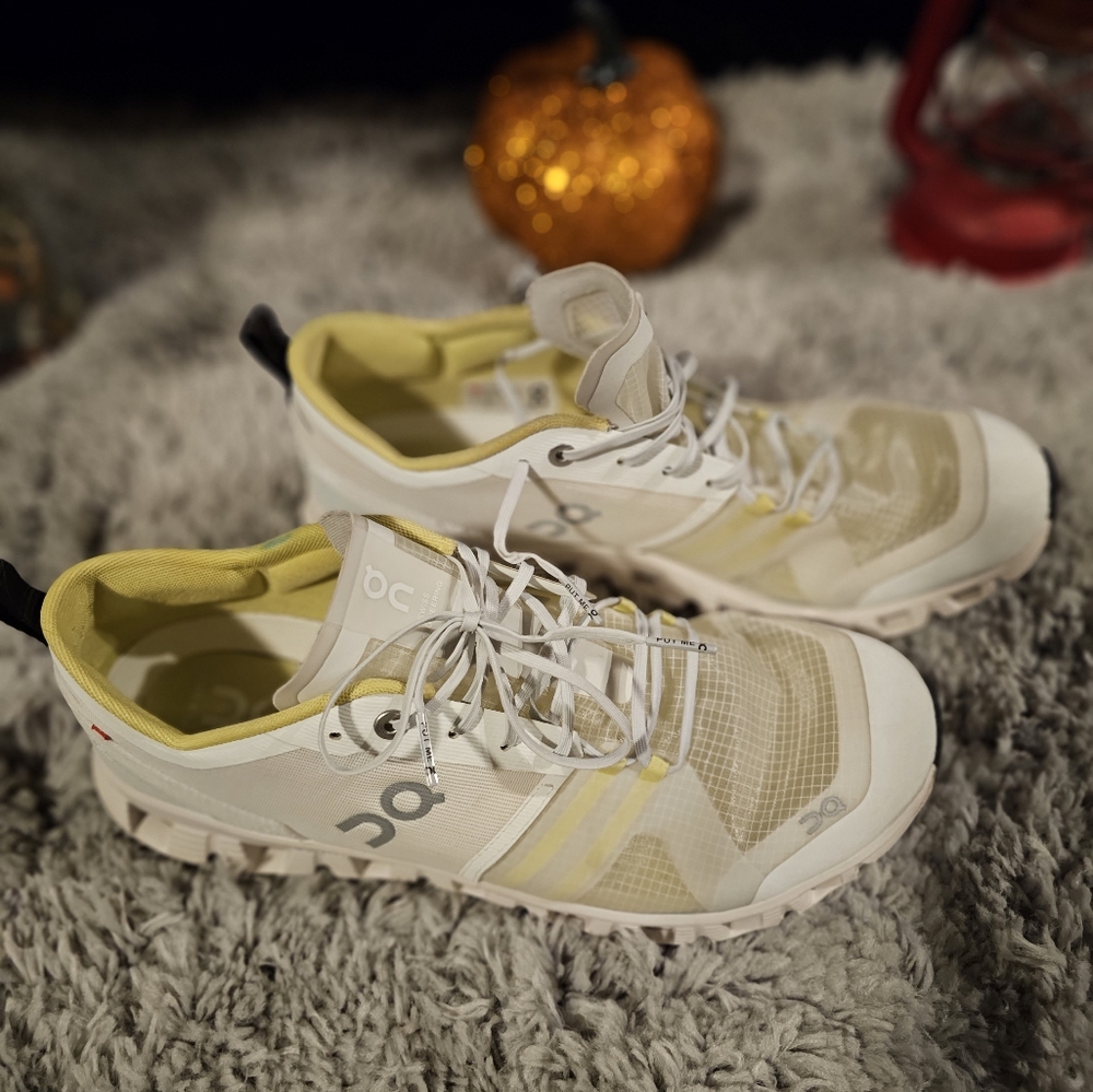 On Cloud Sneakers Helion